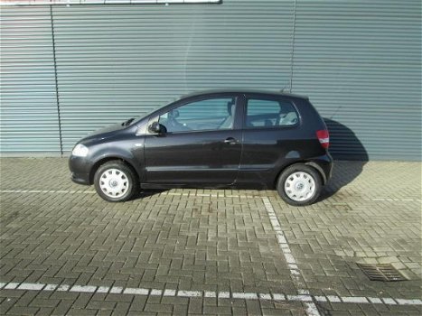 Volkswagen Fox - 1.2 Trendline met airco perfect onderhouden auto met boekjes voor leuke scherpe pri - 1