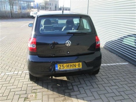 Volkswagen Fox - 1.2 Trendline met airco perfect onderhouden auto met boekjes voor leuke scherpe pri - 1