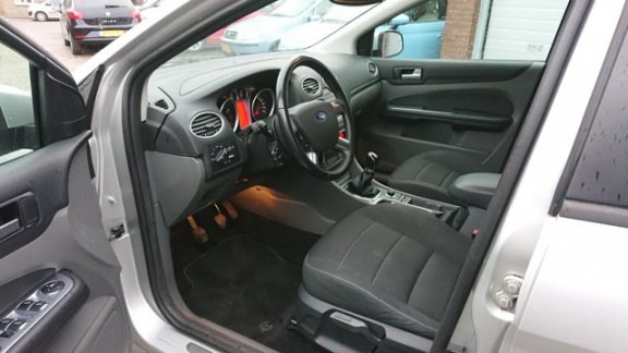 Ford Focus - 1.8 Titanium Flexi Fuel Nap, Trekhaak, Navigatie - 1