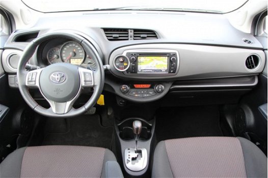 Toyota Yaris - 1.3 VVT-i Dynamic *AUTOMAAT / NAVIGATIE / PARKEERCAMERA - 1