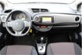 Toyota Yaris - 1.3 VVT-i Dynamic *AUTOMAAT / NAVIGATIE / PARKEERCAMERA - 1 - Thumbnail