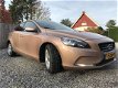 Volvo V40 - 1.6 D2 Kinetic , Navi, camera, PDC, trekhaak, nette auto - 1 - Thumbnail