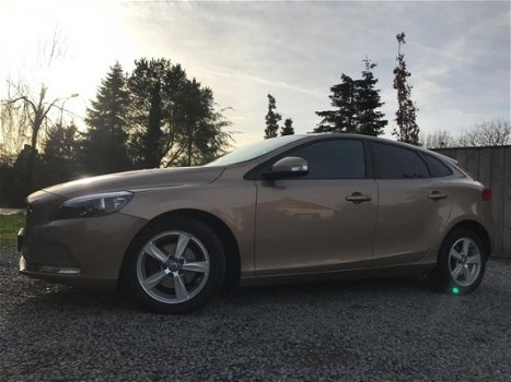 Volvo V40 - 1.6 D2 Kinetic , Navi, camera, PDC, trekhaak, nette auto - 1