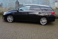 Toyota Auris Touring Sports - 1.8 Hybrid Executive Vol leder, panoramadak, JBL, LED koplampen - 1 - Thumbnail