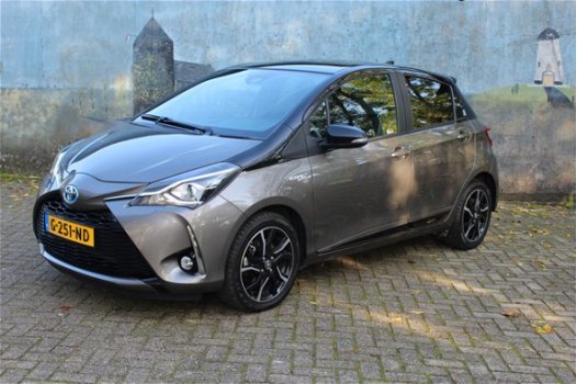 Toyota Yaris - 1.5 Hybrid Bi-Tone Plus Navi 4 seizoenen banden - 1