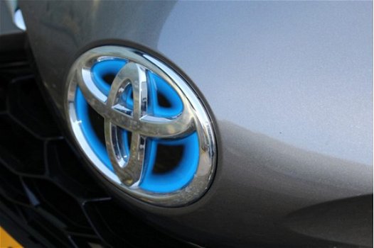 Toyota Yaris - 1.5 Hybrid Bi-Tone Plus Navi 4 seizoenen banden - 1