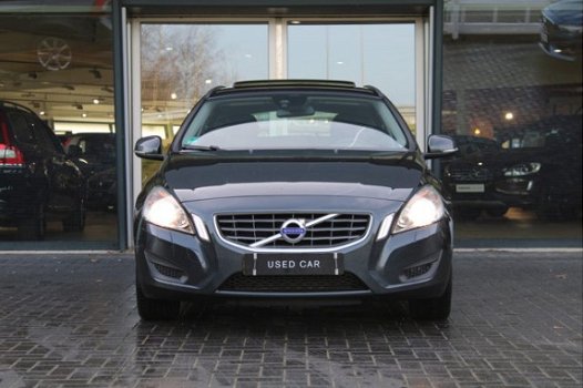 Volvo V60 - 2.0 D3 Momentum | Schuif en kanteldak | Stoelverwarming | Electronic Climate Control | C - 1