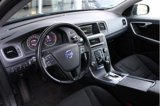 Volvo V60 - 2.0 D3 Momentum | Schuif en kanteldak | Stoelverwarming | Electronic Climate Control | C - 1