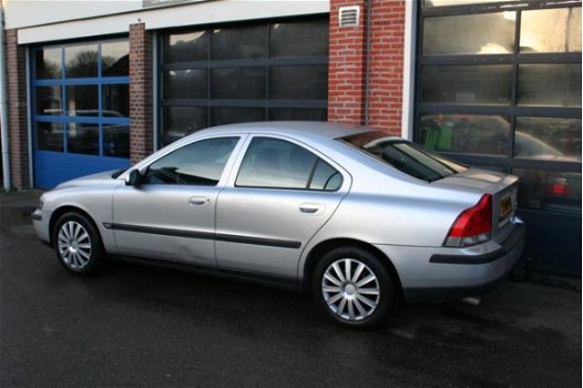 Volvo S60 - 2.4 met AIRCO en nw APK - 1