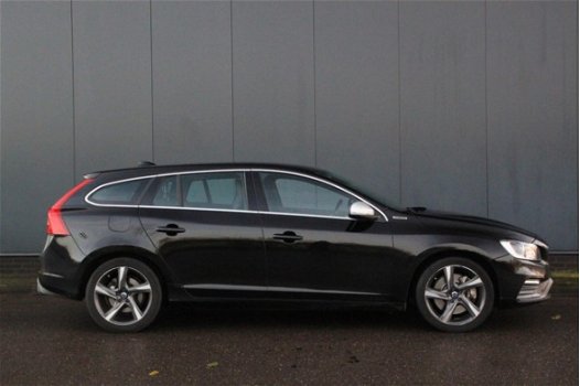 Volvo V60 - 2.4 D6 Twin Engine R-Design Camera/Elek.dak/Blis/Line assist/adaptive/18