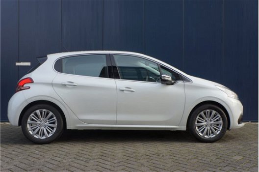 Peugeot 208 - Allure 82 pk Navigatie | Parkeersensoren | Climate Control - 1