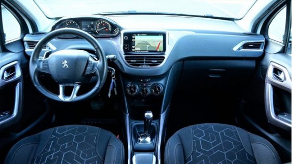 Peugeot 2008 - 1.2 PureTech 82pk Style *navi, trekhaak, bluetooth - 1