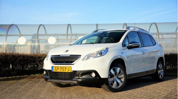 Peugeot 2008 - 1.2 PureTech 82pk Style *navi, trekhaak, bluetooth - 1