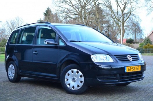 Volkswagen Touran - 1.6-16V FSI Business 7 persoons / Clima / Cruise / Trekhaak - 1