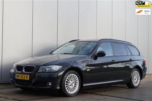 BMW 3-serie Touring - 318i High Executive | Automaat | Panorama | Navigatie | Xenon | Bluetooth - 1