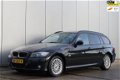 BMW 3-serie Touring - 318i High Executive | Automaat | Panorama | Navigatie | Xenon | Bluetooth - 1 - Thumbnail