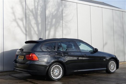 BMW 3-serie Touring - 318i High Executive | Automaat | Panorama | Navigatie | Xenon | Bluetooth - 1