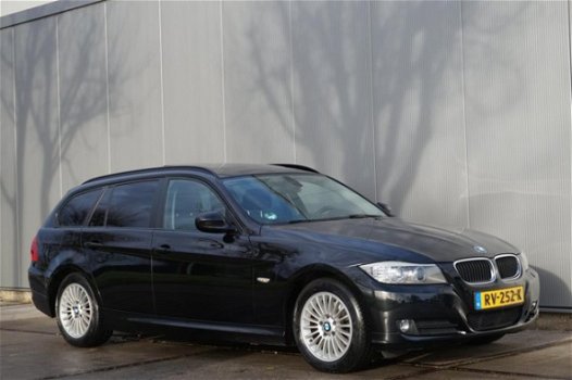 BMW 3-serie Touring - 318i High Executive | Automaat | Panorama | Navigatie | Xenon | Bluetooth - 1