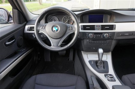 BMW 3-serie Touring - 318i High Executive | Automaat | Panorama | Navigatie | Xenon | Bluetooth - 1