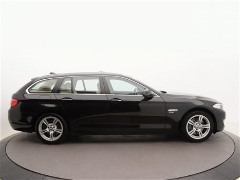 BMW 5-serie Touring - 528i Xdrive High Ex Orig.NL | Panodak | 4x4 | Nette auto | Veel opties - 1