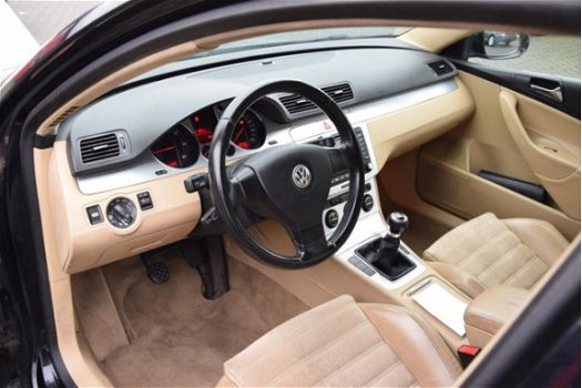 Volkswagen Passat Variant - 2.0 TDI Highline 2006 Clima Airco Navigatie - 1