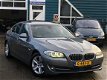 BMW 5-serie - 523i(6Cyl.)High EXE Aut8/ECC/LMV/Navi/Schuifdak/Xenon/Car-Pass(NAP) - 1 - Thumbnail