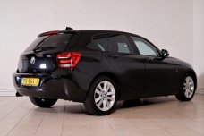 BMW 1-serie - 116i AUTOMAAT SPORT 5-DRS LEDER SPORTSTOELEN NAVIGATIE BLUETOOTH ECC CRUISE PDC V+A LM