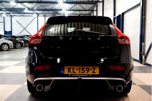 Volvo V40 - 2.0 D4 140kW/190pk Aut8 Nordic+ Sport CLIMA + CRUISE + FULL LED HIGH BEAM + NAVI SENSUS - 1