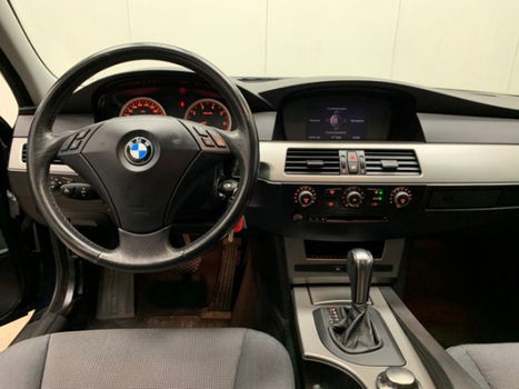 BMW 5-serie Touring - 523i Executive NAVI-ECC-LMV-PDC-TREKHAAK-6CIL End Of Year Sale - 1