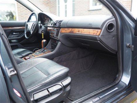 BMW 5-serie - 523i Executive | Nieuwe APK | Young Timer| Automaat | Navi | Zeer netjes | - 1