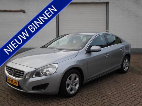 Volvo S60 - 2.0 D3 Momentum AUTOMAAT zeer nette staat. Goed onderhouden. 3 mnd. Bovag-garantie - 1