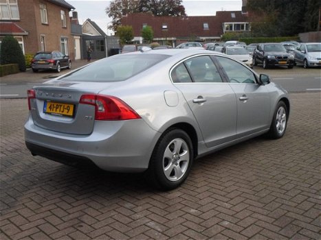 Volvo S60 - 2.0 D3 Momentum AUTOMAAT zeer nette staat. Goed onderhouden. 3 mnd. Bovag-garantie - 1