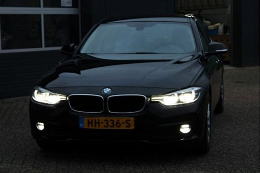 BMW 3-serie - 318i Essential (136pk) LED V+A/ LEDER/ M-Stuur/ Navi/ Clima/ Cruise/ Elek. pakket/ Sto - 1