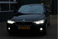 BMW 3-serie - 318i Essential (136pk) LED V+A/ LEDER/ M-Stuur/ Navi/ Clima/ Cruise/ Elek. pakket/ Sto - 1 - Thumbnail