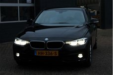 BMW 3-serie - 318i Essential (136pk) LED V+A/ LEDER/ M-Stuur/ Navi/ Clima/ Cruise/ Elek. pakket/ Sto