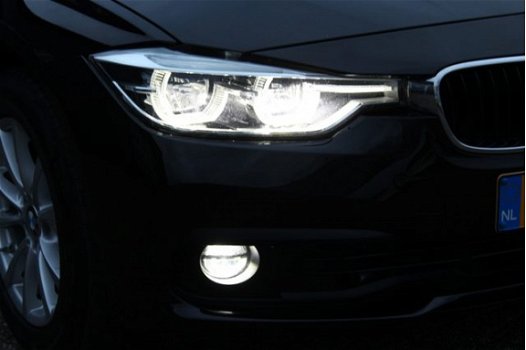 BMW 3-serie - 318i Essential (136pk) LED V+A/ LEDER/ M-Stuur/ Navi/ Clima/ Cruise/ Elek. pakket/ Sto - 1