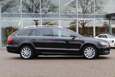 Skoda Superb Combi - 1.6 TDI Champs Elysees / Navigatie / Trekhaak / Led koplampen / LM Velgen / Voo