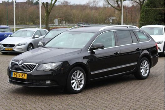 Skoda Superb Combi - 1.6 TDI Champs Elysees / Navigatie / Trekhaak / Led koplampen / LM Velgen / Voo - 1