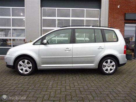 Volkswagen Touran - 1.6-16V FSI Highline - 1