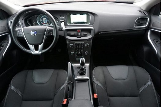 Volvo V40 - T2 120pk Momentum Trekhaak/Xenon/Stoelverwarming/BPC - 1