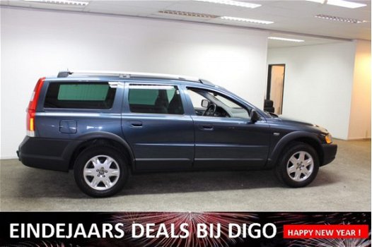 Volvo XC70 - 2.5 T Kinetic ZO MEENEEMPRIJS. Automaat.Navigatie.Cruise.Trekhaak - 1