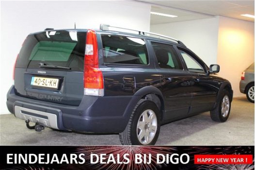 Volvo XC70 - 2.5 T Kinetic ZO MEENEEMPRIJS. Automaat.Navigatie.Cruise.Trekhaak - 1