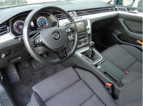 Volkswagen Passat Variant - 1.6 TDI Highline Business Edition Navi Camera LED koplamen Climate Contr - 1