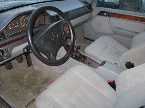 Mercedes-Benz E-klasse Combi - 250 D AIRCO TREKHAAK APK 1-2021 - 1