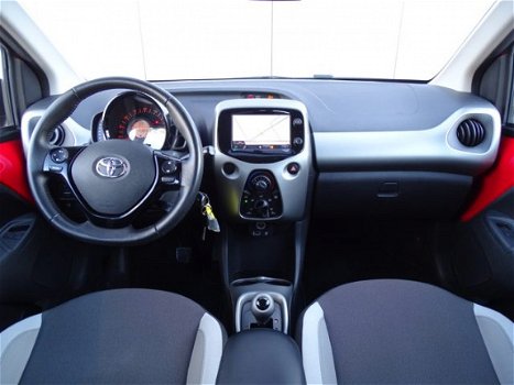 Toyota Aygo - 1.0 VVT-i X-Play 5-deurs | Airco | Automaat | Navigatie | Armsteun - 1