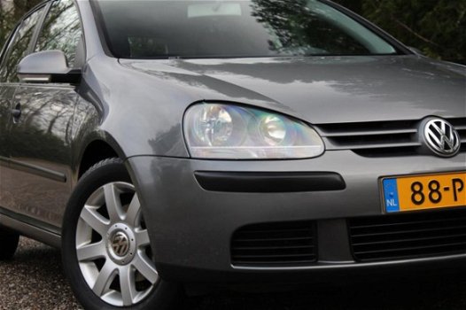 Volkswagen Golf - 1.6 FSI Trendline 5 deurs Airco 6-bak NAP - 1