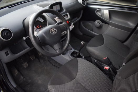 Toyota Aygo - 1.0-12V Comfort Navigator 68PK 5d 1e eig met navi, airco en radio cd speler - 1