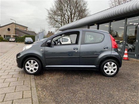 Peugeot 107 - 1.0-12V XS AIRCO 5 DEURS METAAL KLEUR NIEUWE APK TOERENTELLER - 1