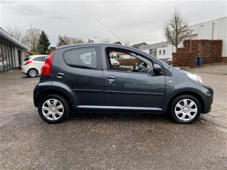 Peugeot 107 - 1.0-12V XS AIRCO 5 DEURS METAAL KLEUR NIEUWE APK TOERENTELLER - 1