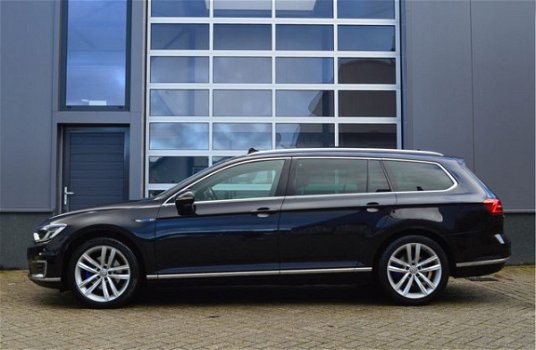 Volkswagen Passat Variant - 1.4T GTE Highline Panorama/18inch/LED 1e Eigenaar - 1